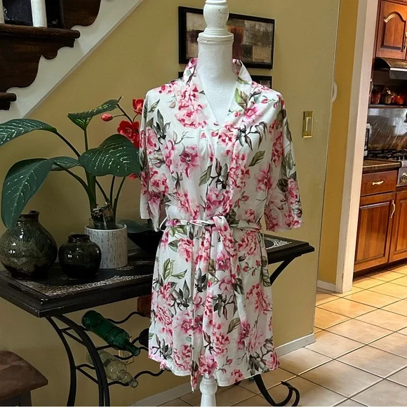 Show Me Your Mu Mu Women’s Pink Floral Brie Robe Garden of Bloom One Size - Picture 2 of 16